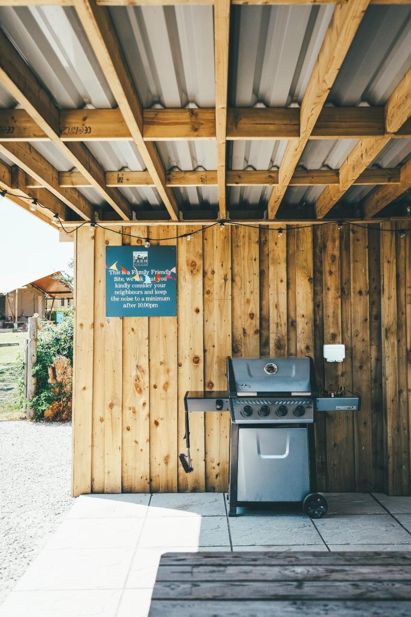 Glamping At Macdonald's Farm *